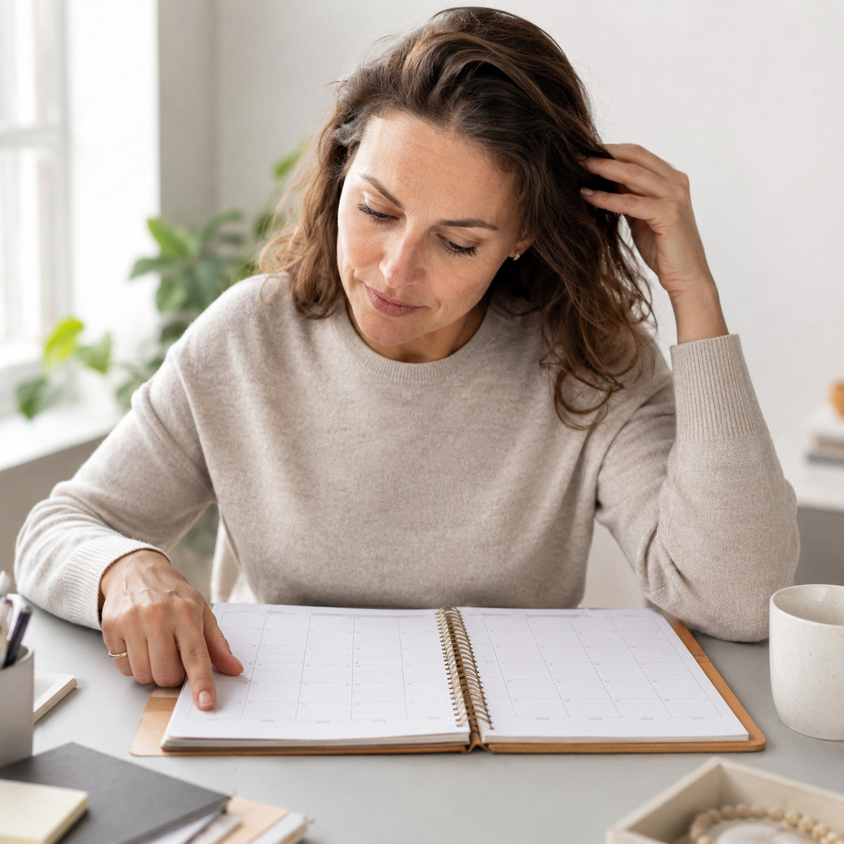 Vrouw volgt het verloop van haaruitval over meerdere maanden