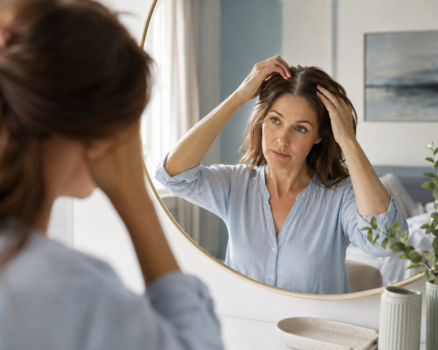 Vrouw bekijkt haar middenscheiding om diffuse uitval en patroonverdunning te onderscheiden