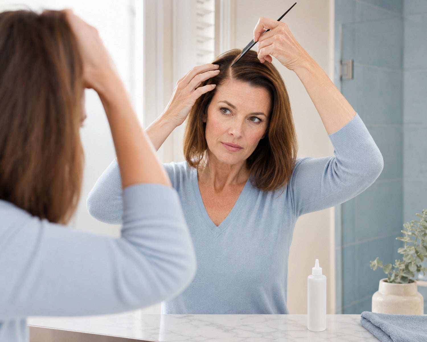 Vrouw maakt scheidingen in droog haar zodat de hoofdhuid goed bereikbaar is