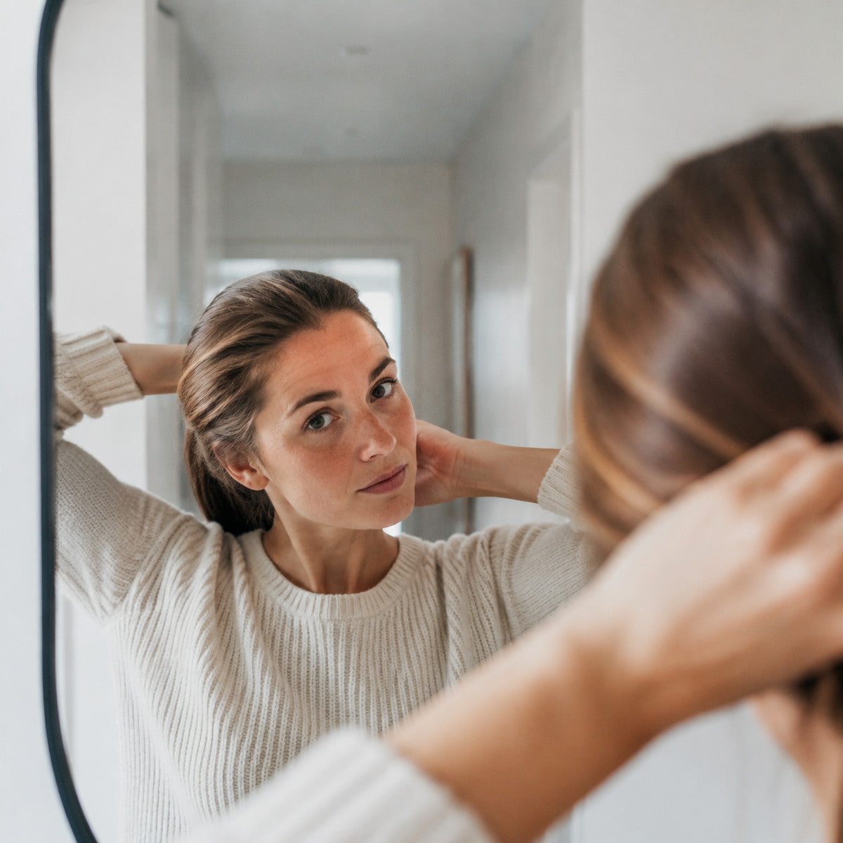 Vrouw rust bij een raam tijdens een hormonale verandering